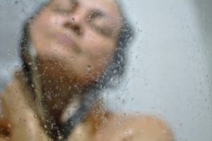 donna pelle corpo doccia